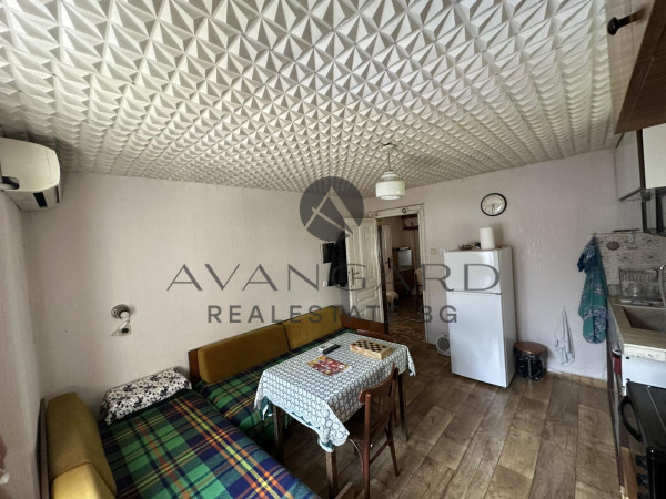 Floor of a house with parking space / grape market