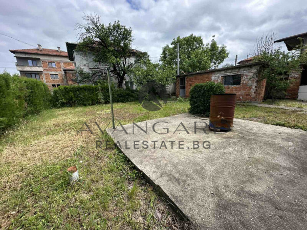 Independent house with yard and garage! Branipole!