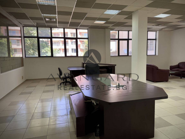 ПРОСТОРЕН ОФИС / ТОП ЛОКАЦИЯ / ЦЕНТЪР