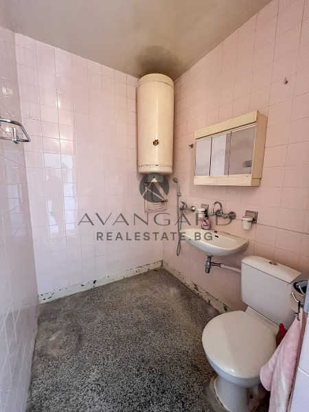 ДВУСТАЕН С ТРИ ОТДЕЛНИ СТАИ ДО  БЕЛИТЕ БРЕЗИ