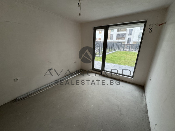 Тристаен с Двор/ Гребна база