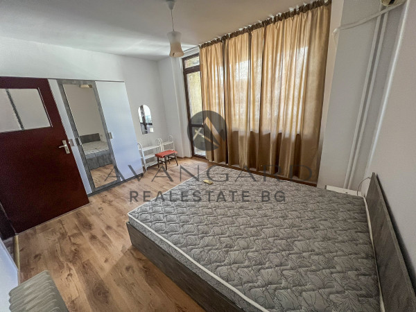 Тристаен апартамент до ц.Света Петка