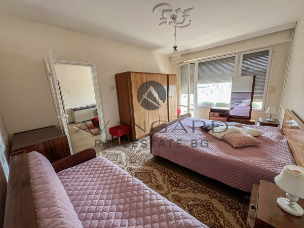 ДВУСТАЕН С ТРИ ОТДЕЛНИ СТАИ ДО  БЕЛИТЕ БРЕЗИ