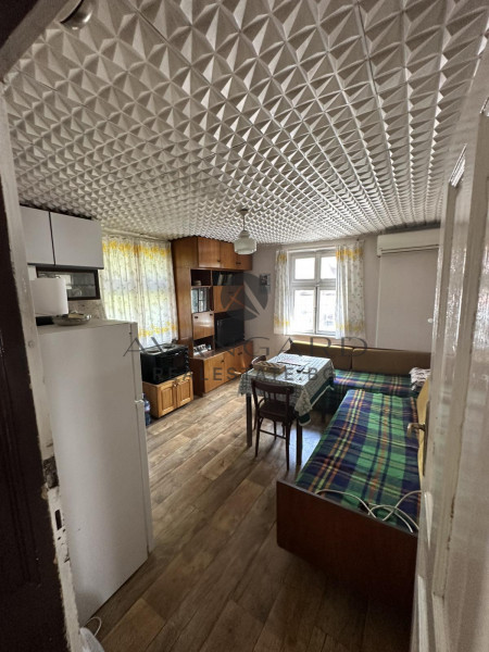 Floor of a house with parking space / grape market