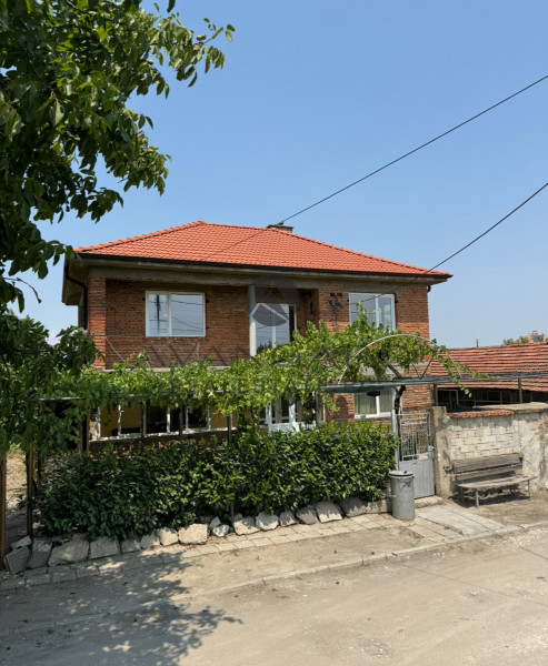 Two -storey house with a yard in the village of Kalekovets!