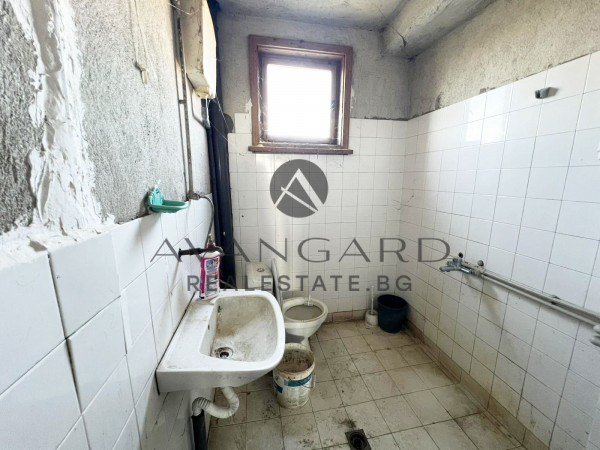 САМОСТОЯТЕЛНА КЪЩА С ДВОР / с. Скутаре