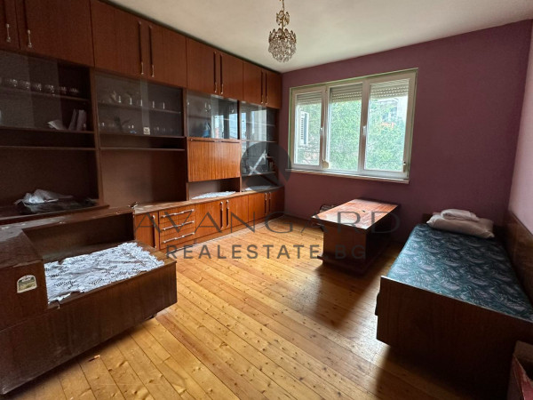 Floor of a house with basement and yard / Proslav
