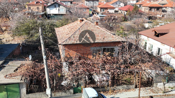 HOUSE WITH YARD, ZLATITRAP village