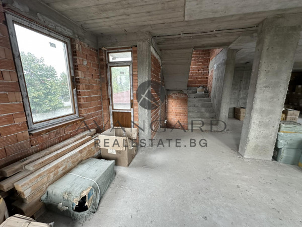 ДВЕ ТРИЕТАЖНИ ОГЛЕДАЛНИ КЪЩИ / С. ЦАРАЦОВО