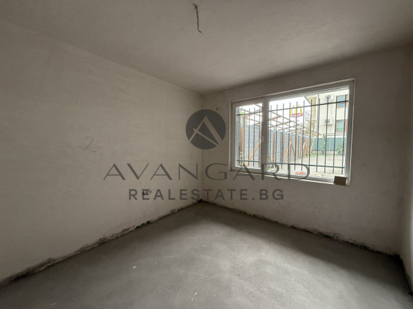 ТРИСТАЕН НЕОБЗАВЕДЕН! КАМЕНИЦА!