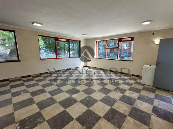Spacious commercial premises / shop / office