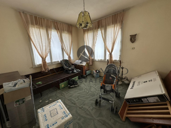 Independent house with yard and garage! Branipole!