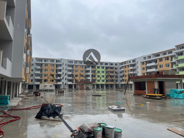 One -bedroom apartment with south exposure to Act 16