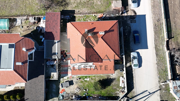 A single -family three -storey house in Skutare
