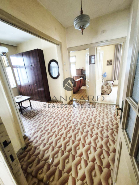 Two -storey house with shop / city garden