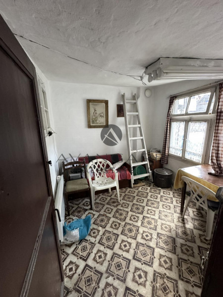 Floor of a house with parking space / grape market