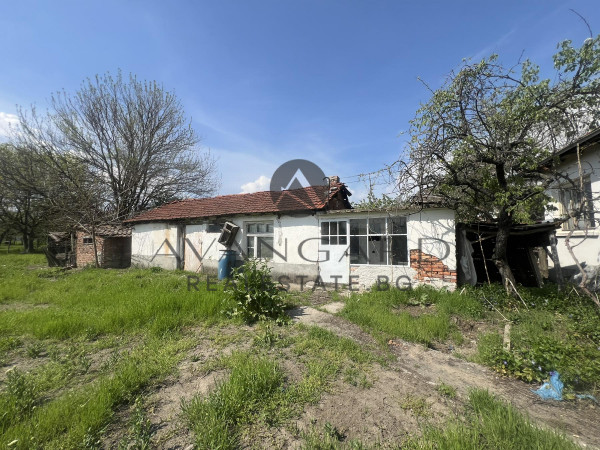 A one -storey house with a yard in Zlatitrap