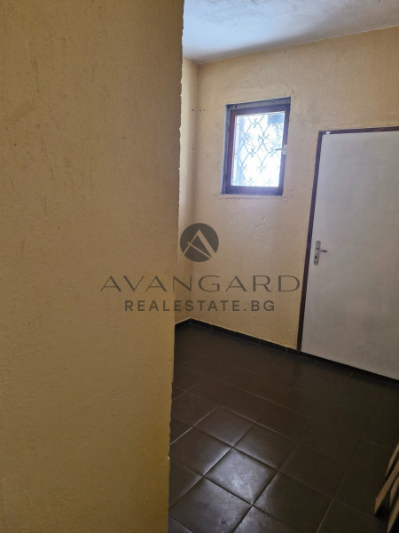 ПРОСТОРЕН МАГАЗИН В КЪРШИЯКА