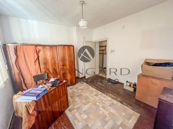 THREE-ROOM APARTMENT WITH FOUR SEPARATE ROOMS! JUDGE!
