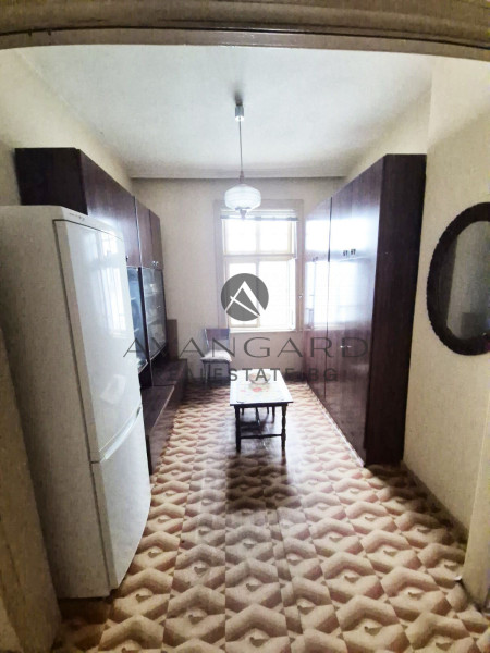 Two -storey house with shop / city garden