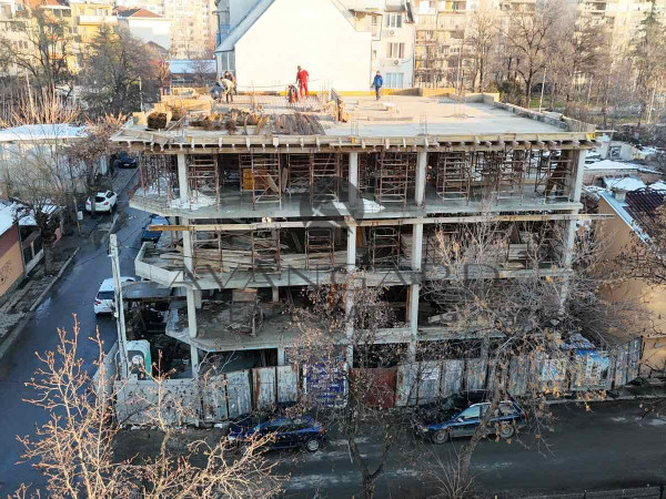 Тристаен луксозна сграда ОУ " Яне Сандански "