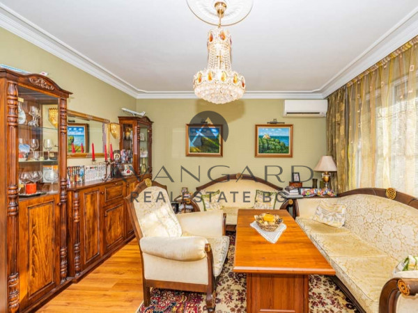 Luxury two -bedroom apartment with real square footage to the fair !!!