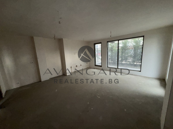 Двустаен с Двор/ Гребната