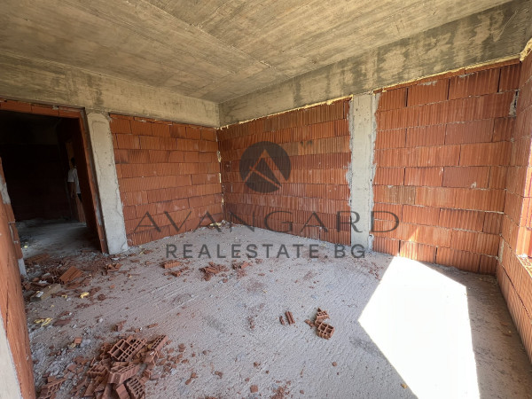 Тристаен Модър