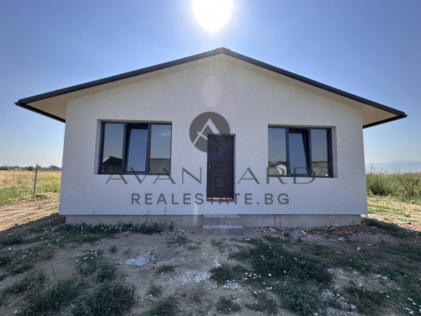 A private house with a yard! Orizari!