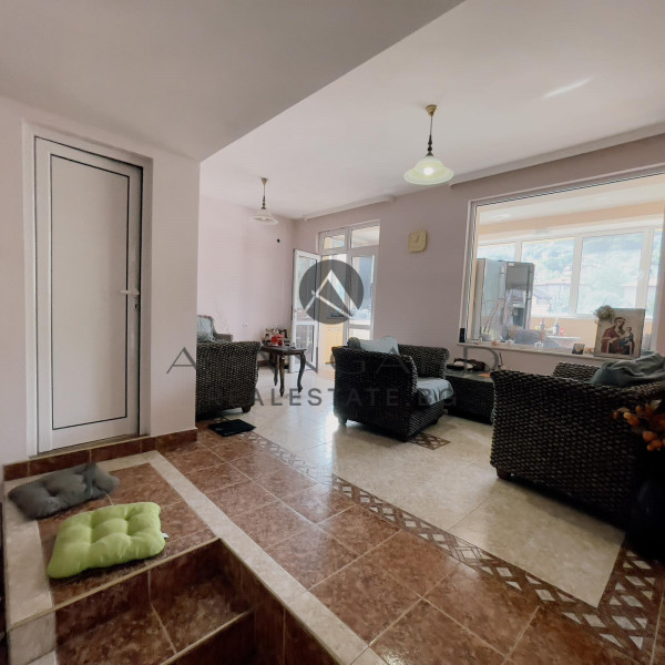 House/Business with built-up area of ​​976 square meters in the village of Markovo