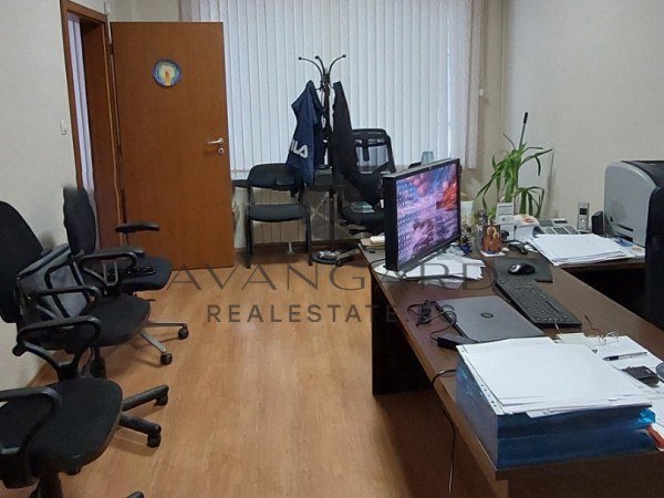 ОФИС С ТРИ ОТДЕЛНИ ПОМЕЩЕНИЯ ДО РИЛОН ЦЕНТЪР!!!