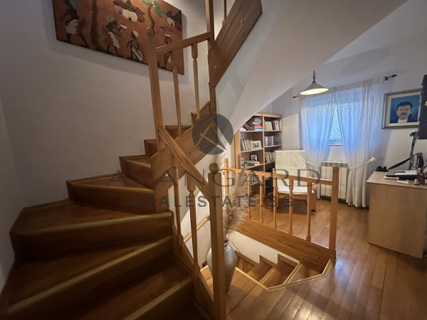 Unique three-story house / Kyuchuk Paris