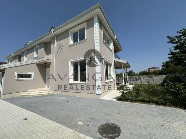 House with yard / act16 / Komatevo