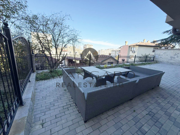 Two-room apartment with a yard on Bunardjika