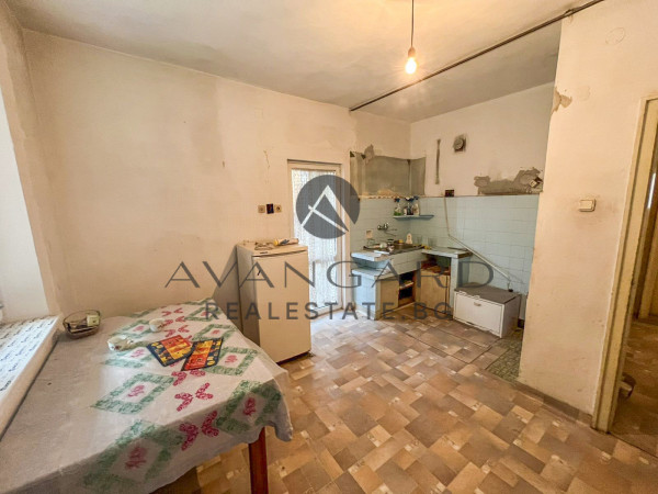 THREE-ROOM APARTMENT WITH FOUR SEPARATE ROOMS! JUDGE!