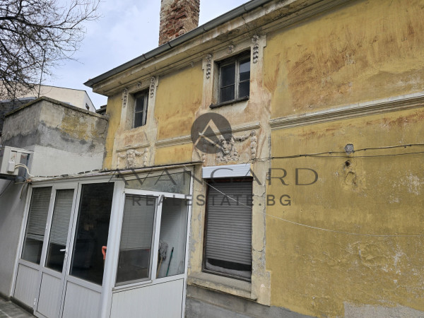 Two -storey house with shop / city garden