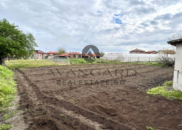 Two -storey house with a yard in the village of Kalekovets!
