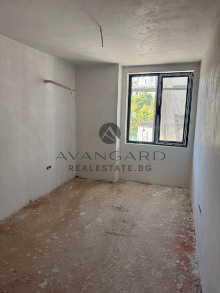 TWO-ROOM APARTMENT ON ACT 14 NEAR THE SATURDAY MARKET!!!