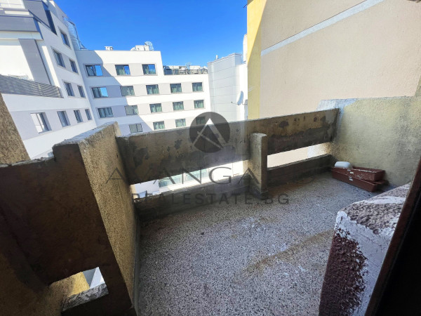 Тристаен апартамент до ц.Света Петка