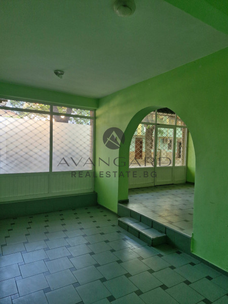 ПРОСТОРЕН МАГАЗИН В КЪРШИЯКА