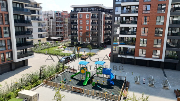 Двустаен апартамент с веранда на ул.Рая