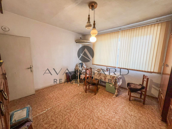 THREE-ROOM APARTMENT WITH FOUR SEPARATE ROOMS! JUDGE!