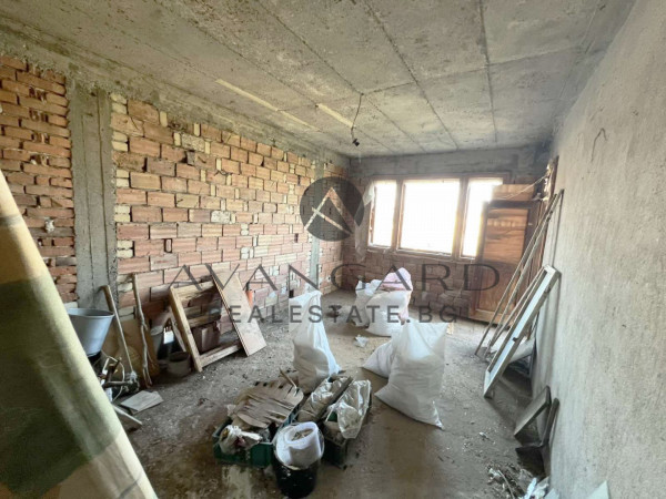 САМОСТОЯТЕЛНА КЪЩА С ДВОР / с. Скутаре