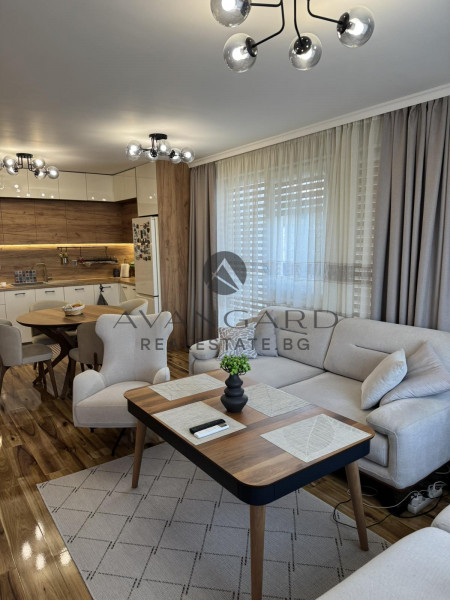 ТРИСТАЕН ОБЗАВЕДЕН ОСТРОМИЛА