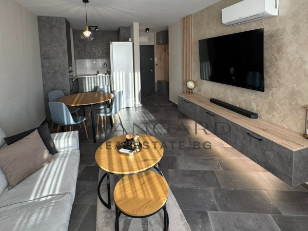 ОБЗАВЕДЕН ДВУСТАЕН АПАРТАМЕНТ В ЛУКСОЗНА СГРАДА