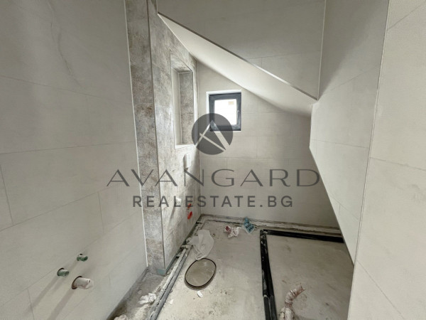 САМОСТОЯТЕЛНА ДВУЕТАЖНА КЪЩА С ДВОР с. Марково