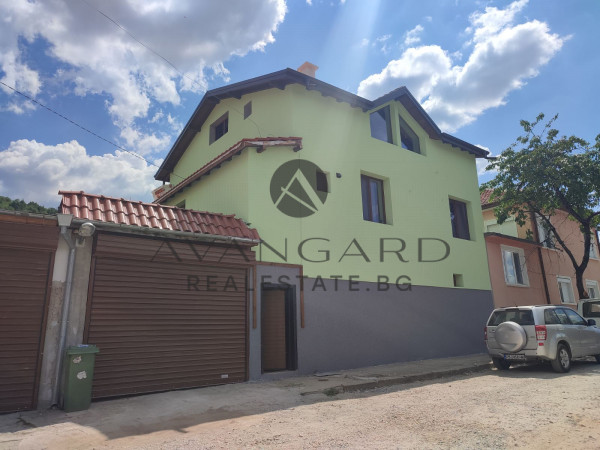 Three-storey house / Brestovitsa