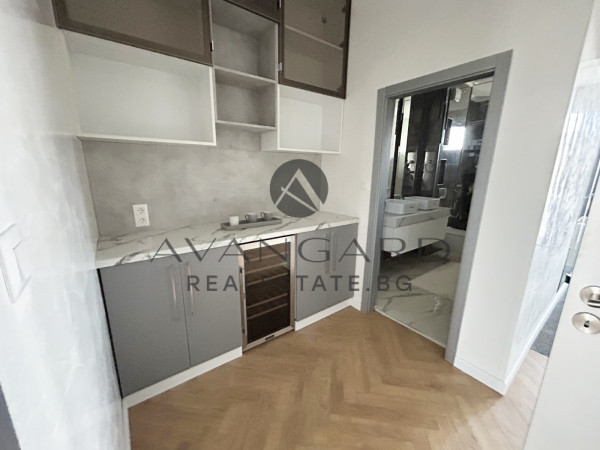 Luxury three -storey house / Ostromila