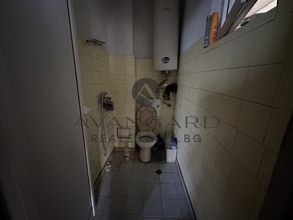 Floor of a house with basement and yard / Proslav