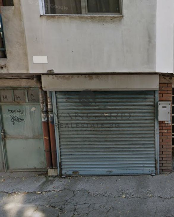 Ground floor garage next to the Saturday market